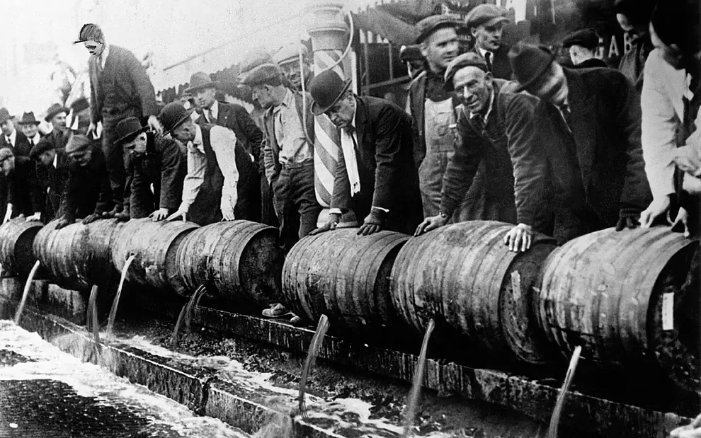 Lee más sobre el artículo Sabías que… el vino rosado y tinto español fue la primera bebida alcohólica permitida durante la Ley Seca Islandesa?